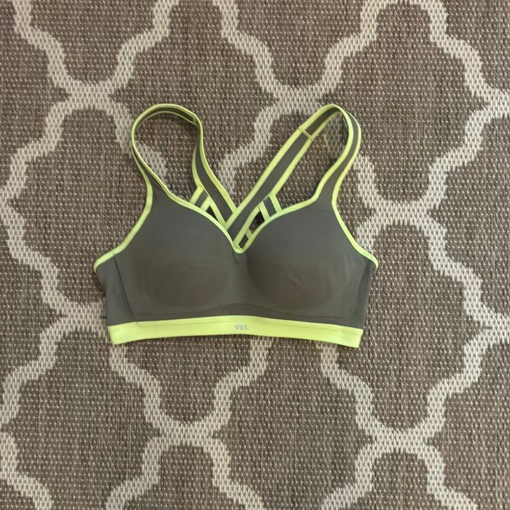 Victoria’s Secret incredible plunge sports bra size 34C